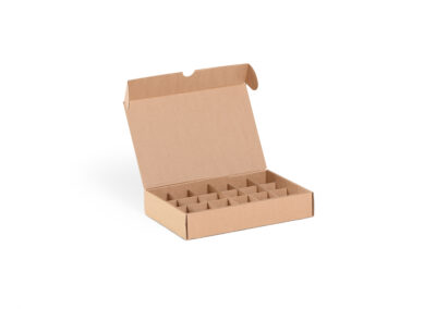 Boîte en carton ondulé avec incrustations